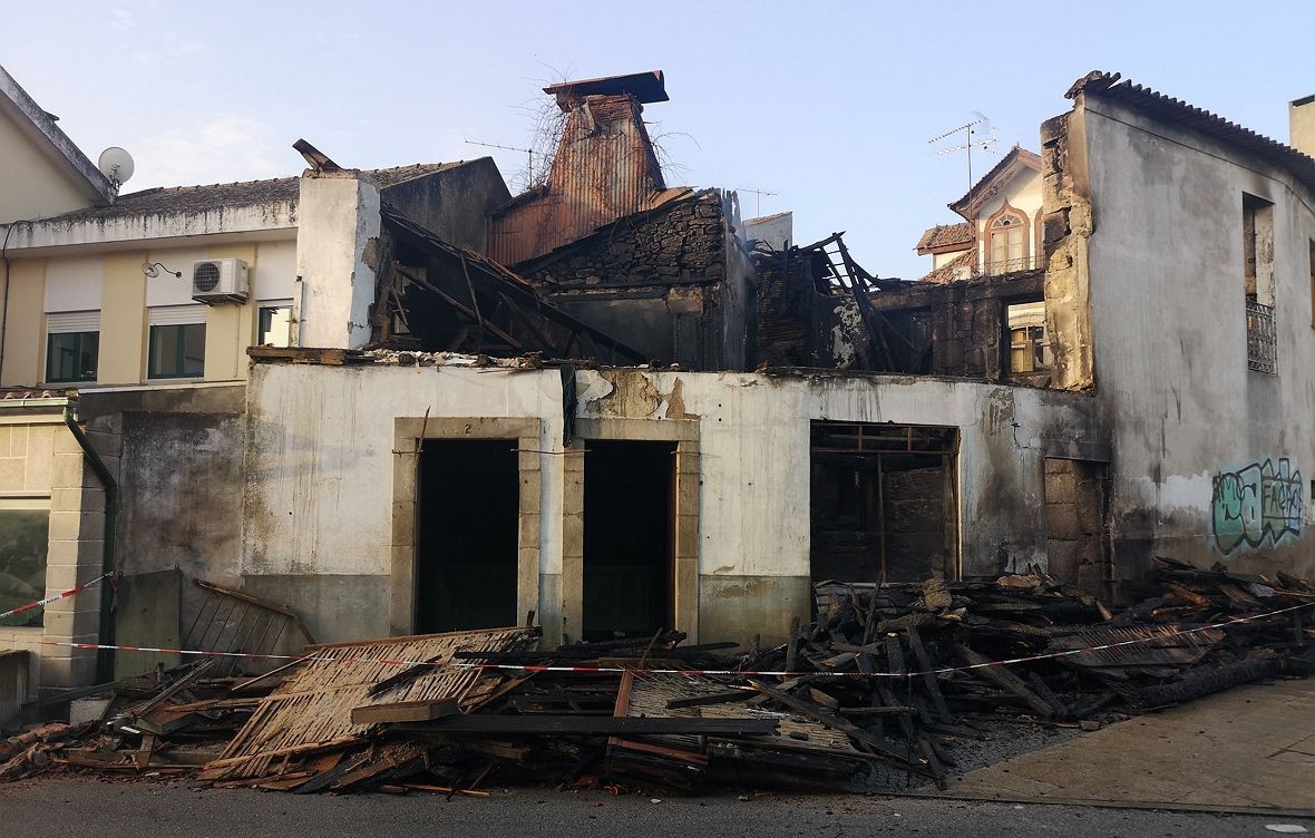 Incêndio deflagra em casa devoluta em Valpaços