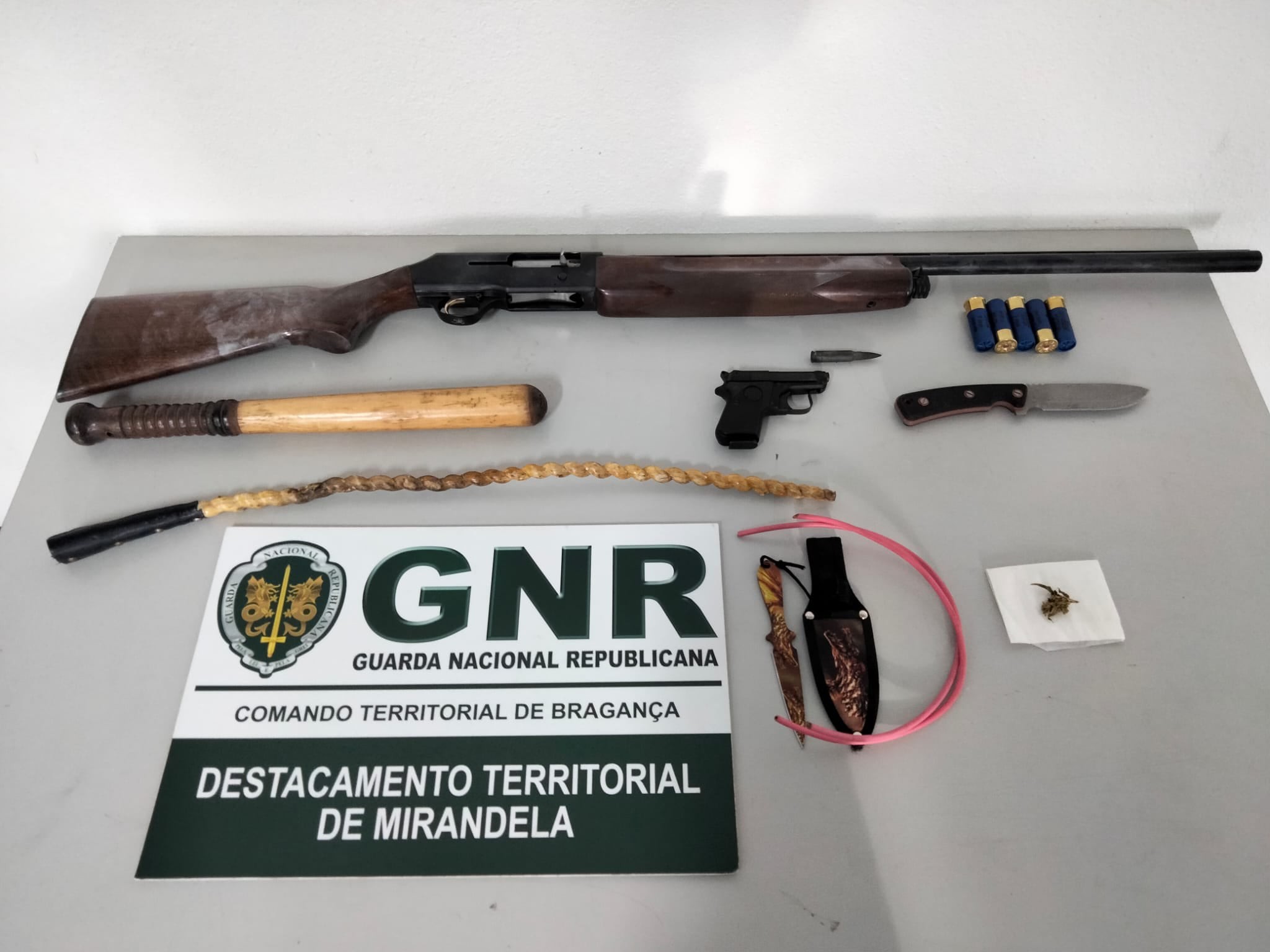 Detido por violência doméstica e por posse ilegal de armas