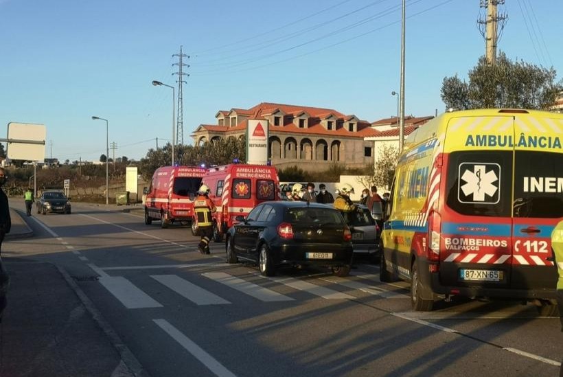 Colisão entre dois veículos na EN213 em Valpaços 