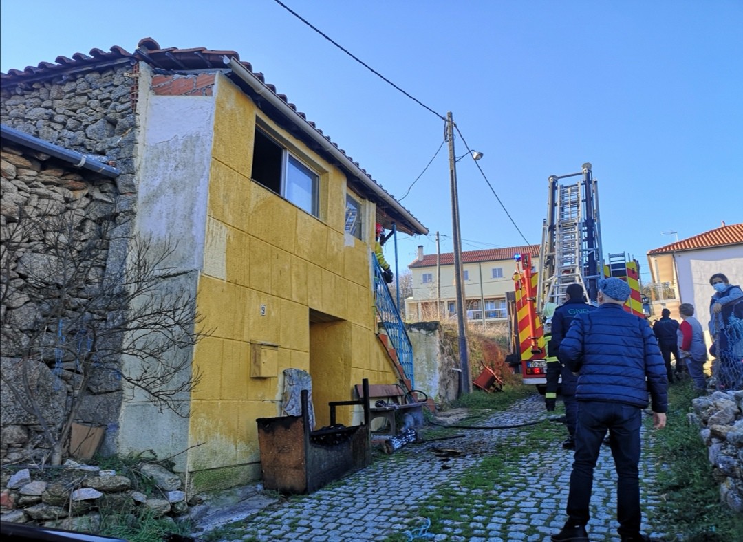 Incêndio habitacional em Ferreiros 