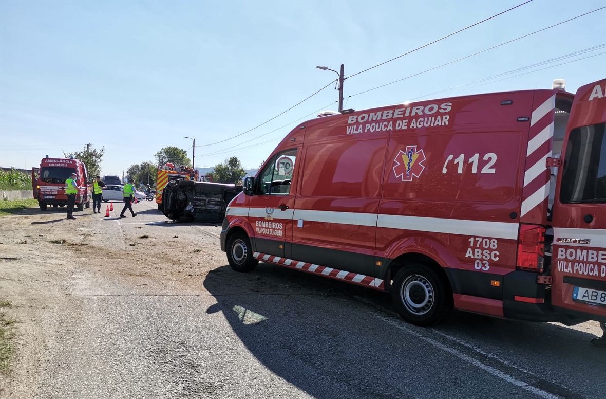 Dois feridos em capotamento de carro em Fontes