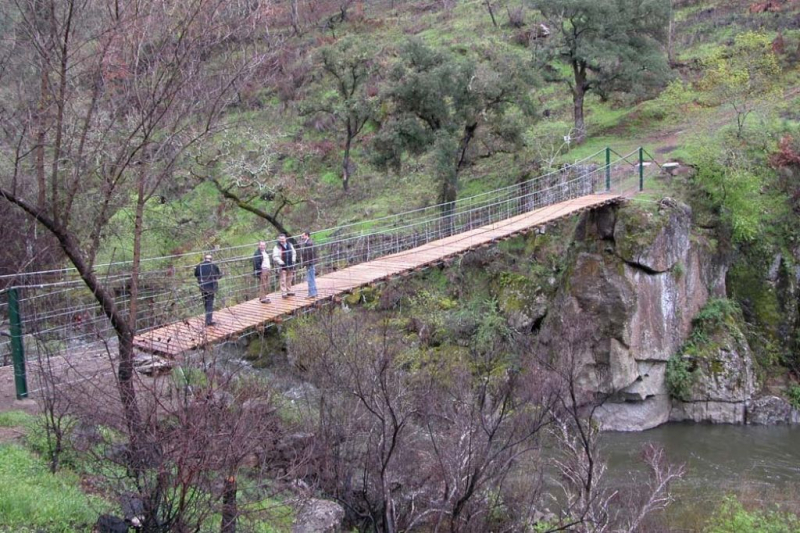 Autarcas travam retirada de ponte de arame no Tâmega sem garantias de reposição