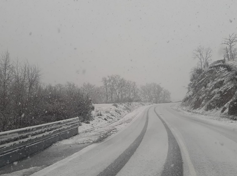 Queda de neve contínua no Marão volta a cortar IP4