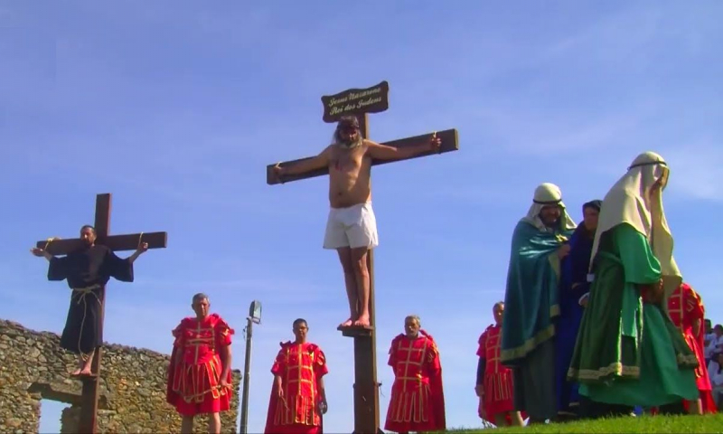 Município promove via-sacra ao vivo envolvendo uma centena de figurantes