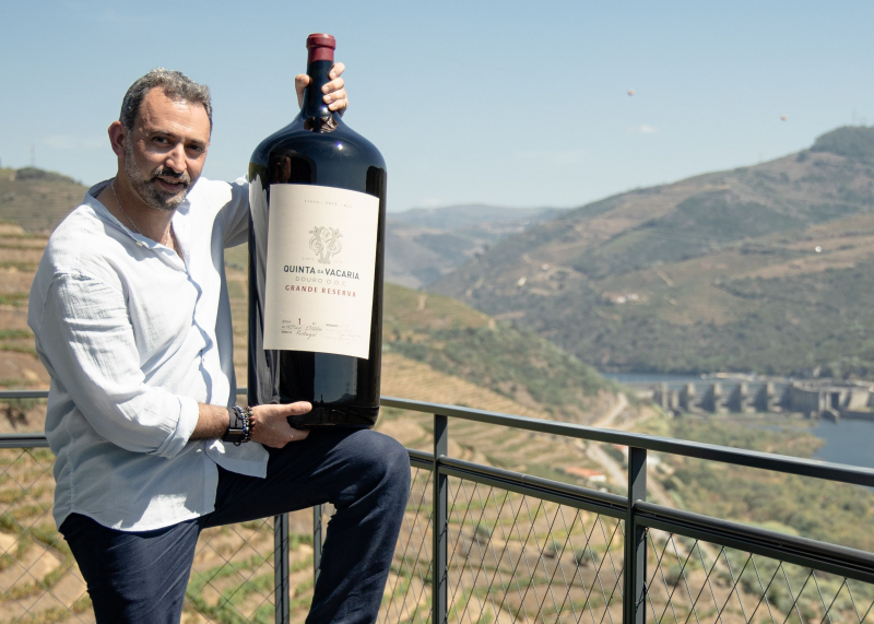 Garrafa de 27 litros do Douro "voou" para Londres