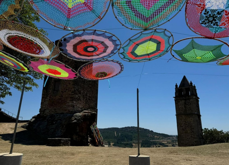 Trabalhos em crochê dão colorido às ruas do centro histórico de Mogadouro