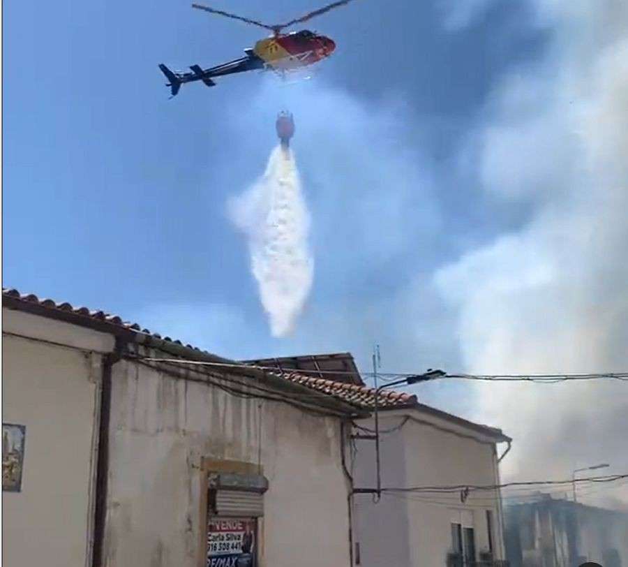 Trinta operacionais combateram incêndio em casa devoluta