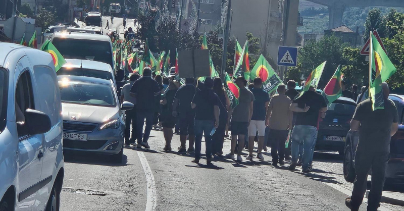 Manifestação em frente ao edifício do Instituto dos Vinhos do Douro e Porto