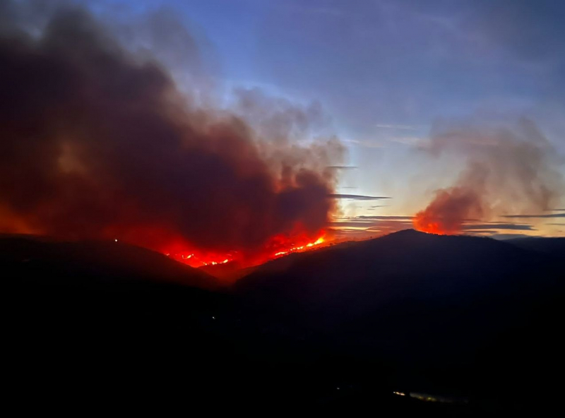 Mais de 100 operacionais e oito meios aéreos combatem fogo em Vinhais