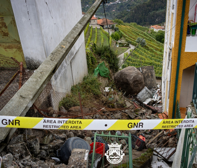 Pedra de 30 toneladas que caiu pela encosta em Mesão Frio retirada esta semana