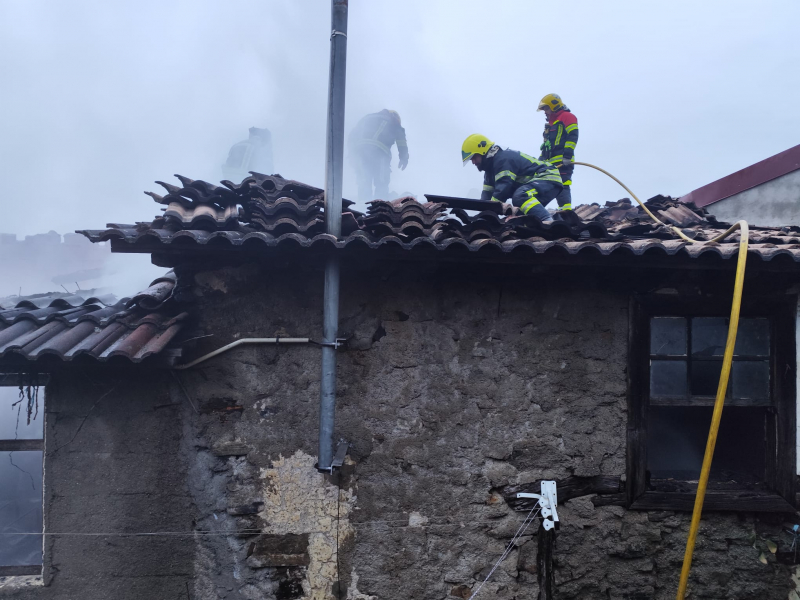 Incêndio deixa cinco pessoas desalojadas no concelho de Bragança