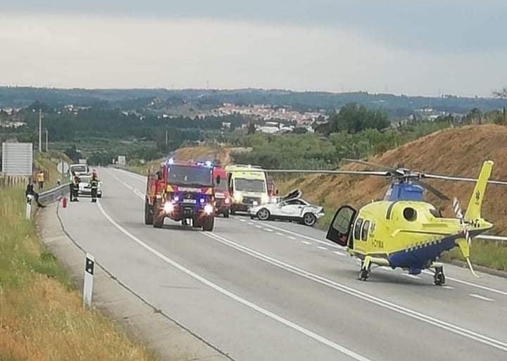 Despiste de um veículo ligeiro provoca dois feridos graves