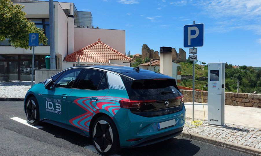 Cidade com posto de carregamento de veículos elétricos