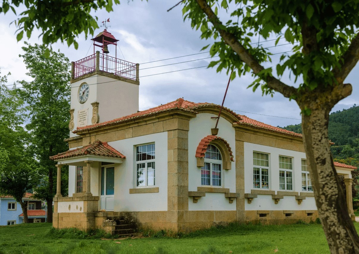 Escola Primária encerrada após dois casos de Covid-19