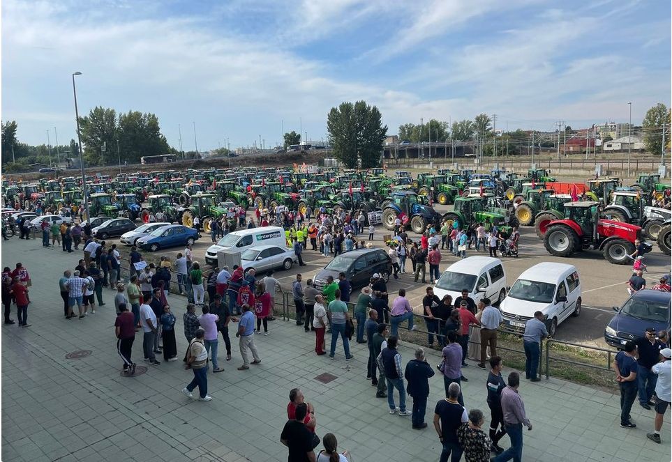 Milhares de agricultores espanhóis exigem que Espanha encerre o envio de água para Portugal