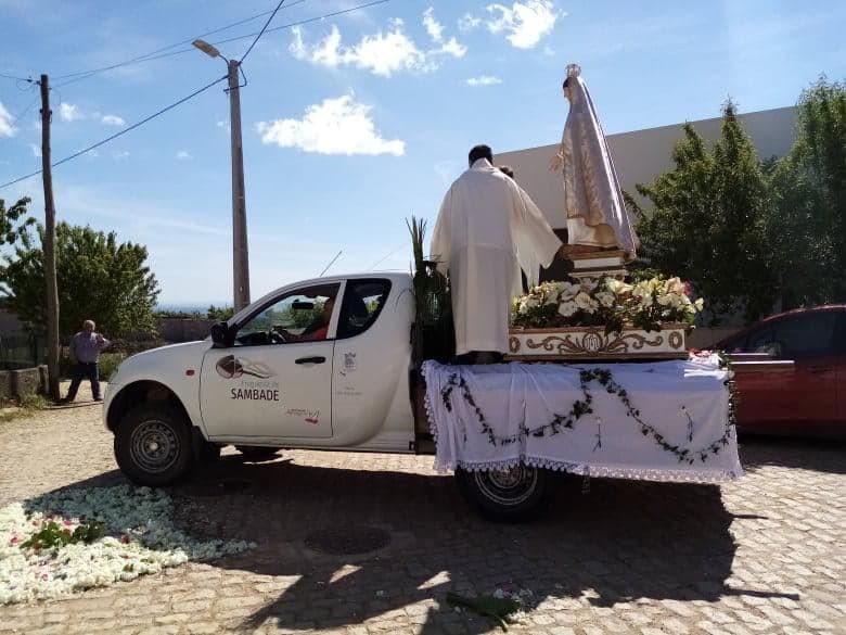 Covid19 não impediu a Senhora das Neves de mudar de Igreja na freguesia de Sambade