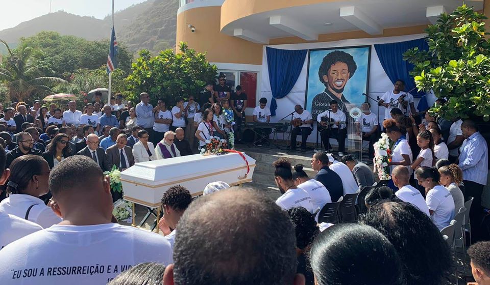 Milhares de pessoas prestaram a última homenagem a Giovani