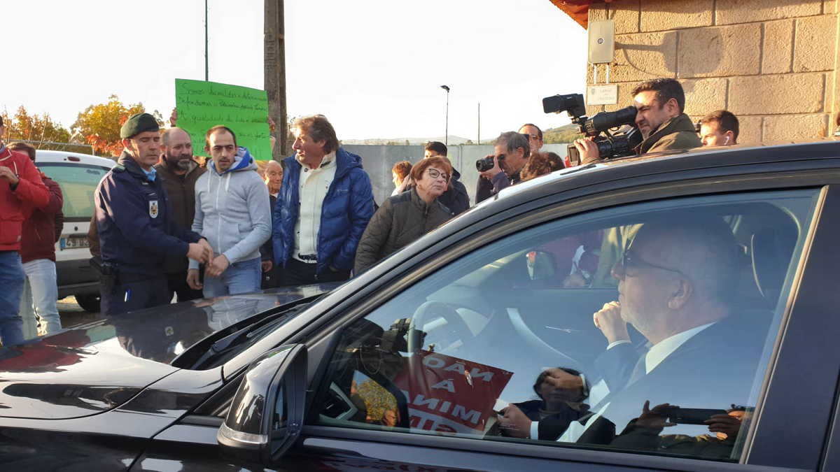 Galamba recebido com protestos contra lítio em Boticas