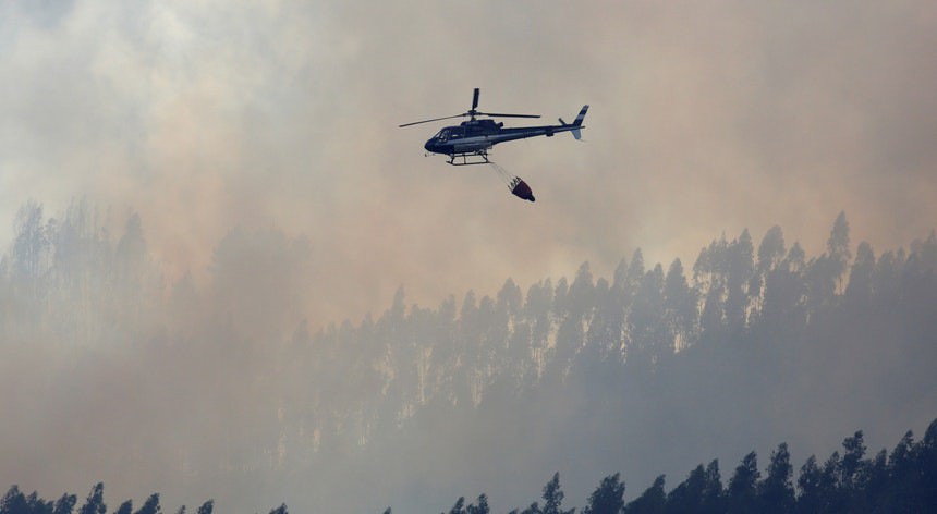 Helicóptero aterrou numa estrada de Bragança para intervenção mecânica