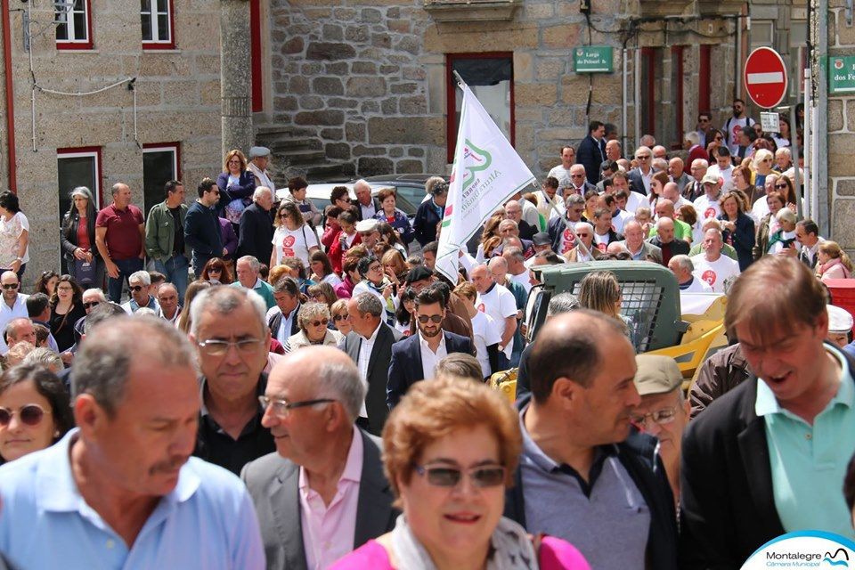 Populares cantam a "Grândola, Vila Morena" contra o lítio em Montalegre