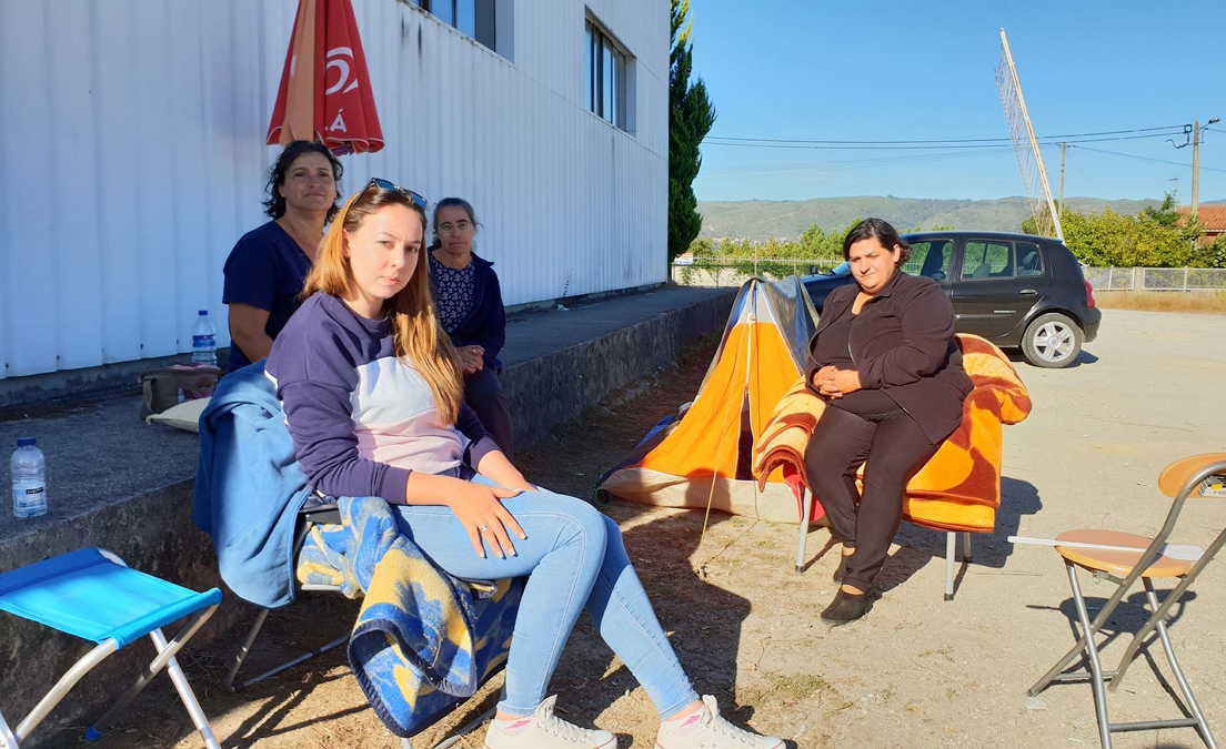 Trabalhadoras mantêm protesto há um mês à porta de uma fábrica em Chaves