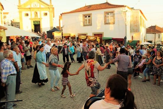 Centenas de pessoas em festa na Feira do Vinho e da Vinha