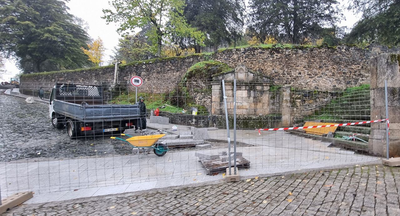 Obras para melhorar mobilidade no castelo de Bragança chocam nas redes sociais