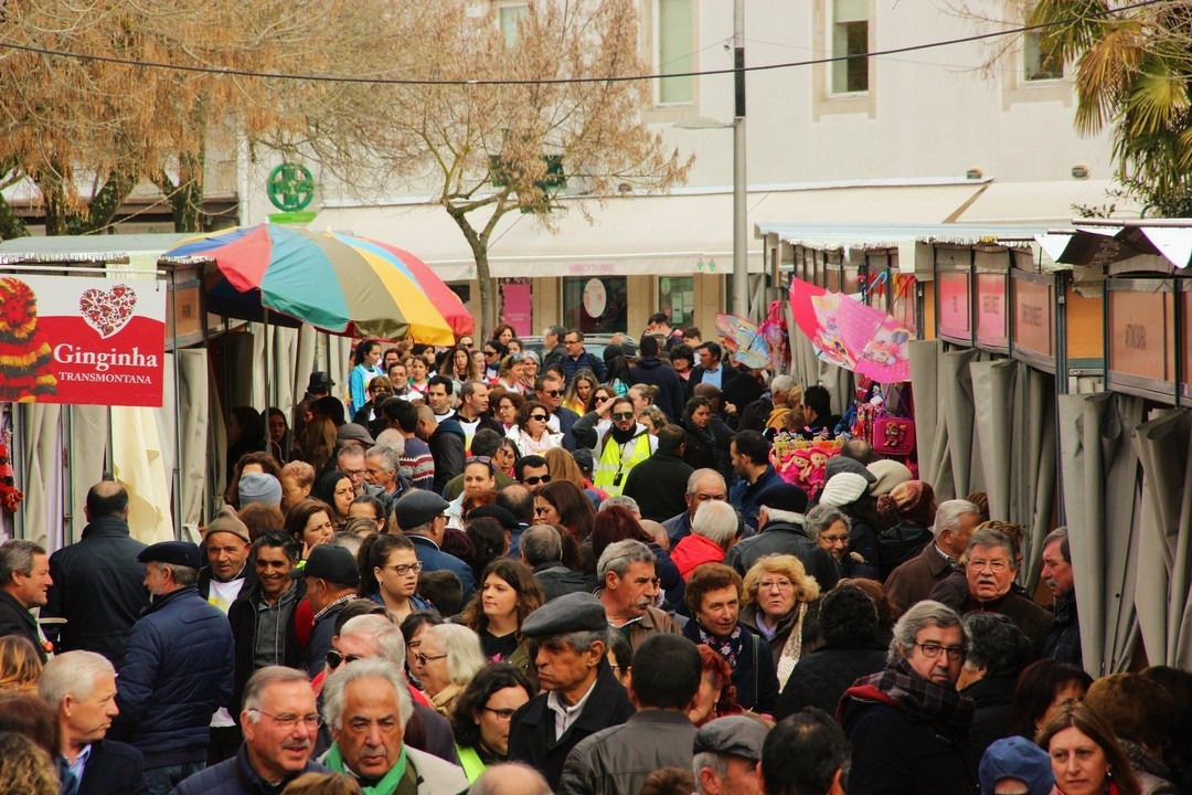 Mau tempo, mas muita gente, caraterizaram a Feira da Alheira 