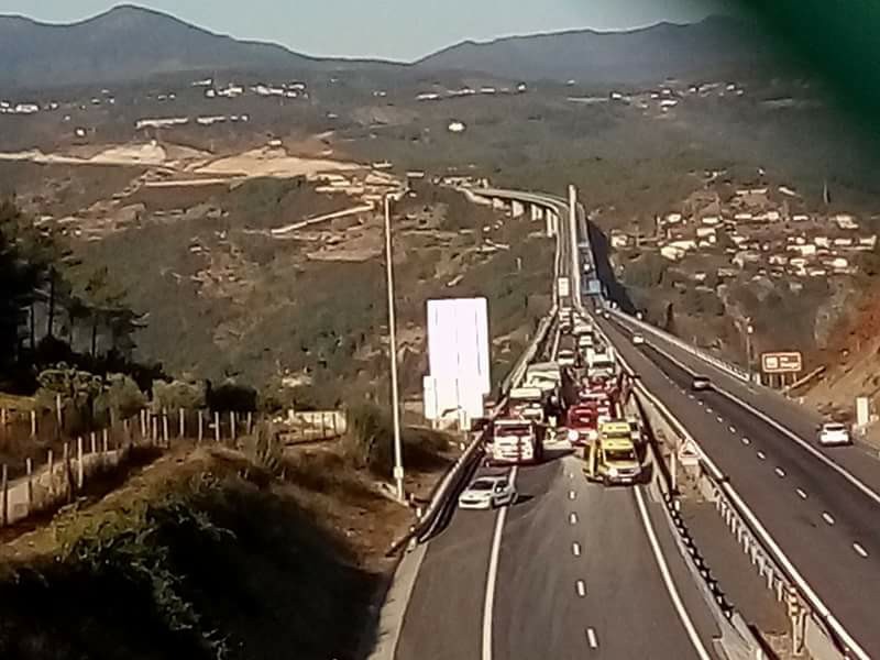 Trânsito reaberto na A4 após acidente com quatro viaturas