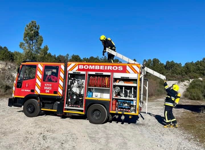 Combate a fogo em Murça reforçado com dois meios aéreos