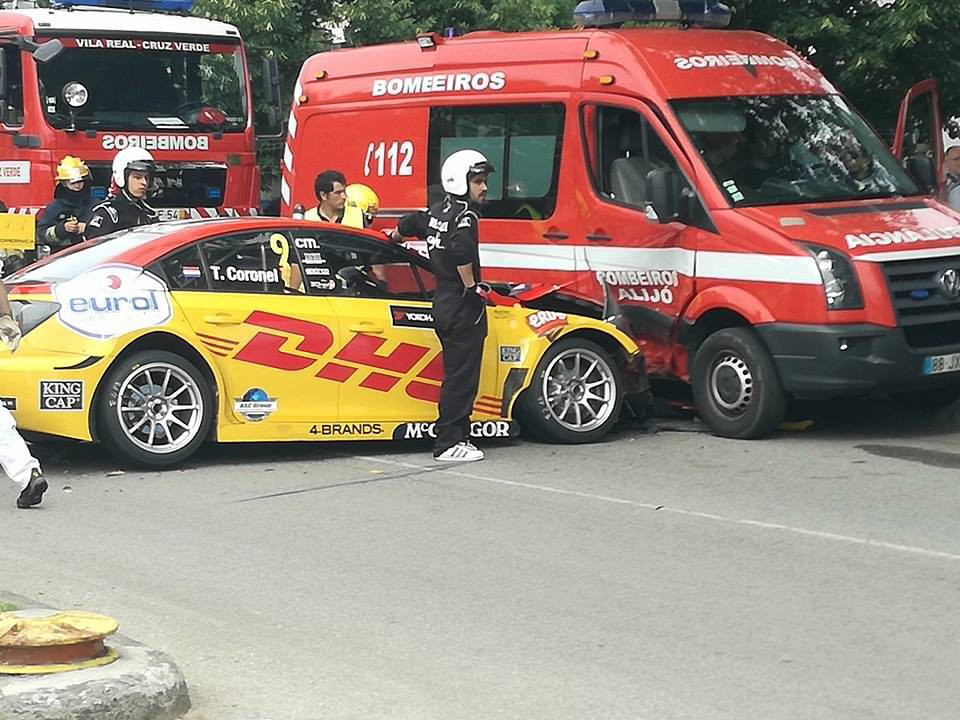 Piloto embate em ambulância e fere ligeiramente bombeiro