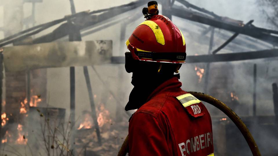 Três desalojados devido a fogo em habitação