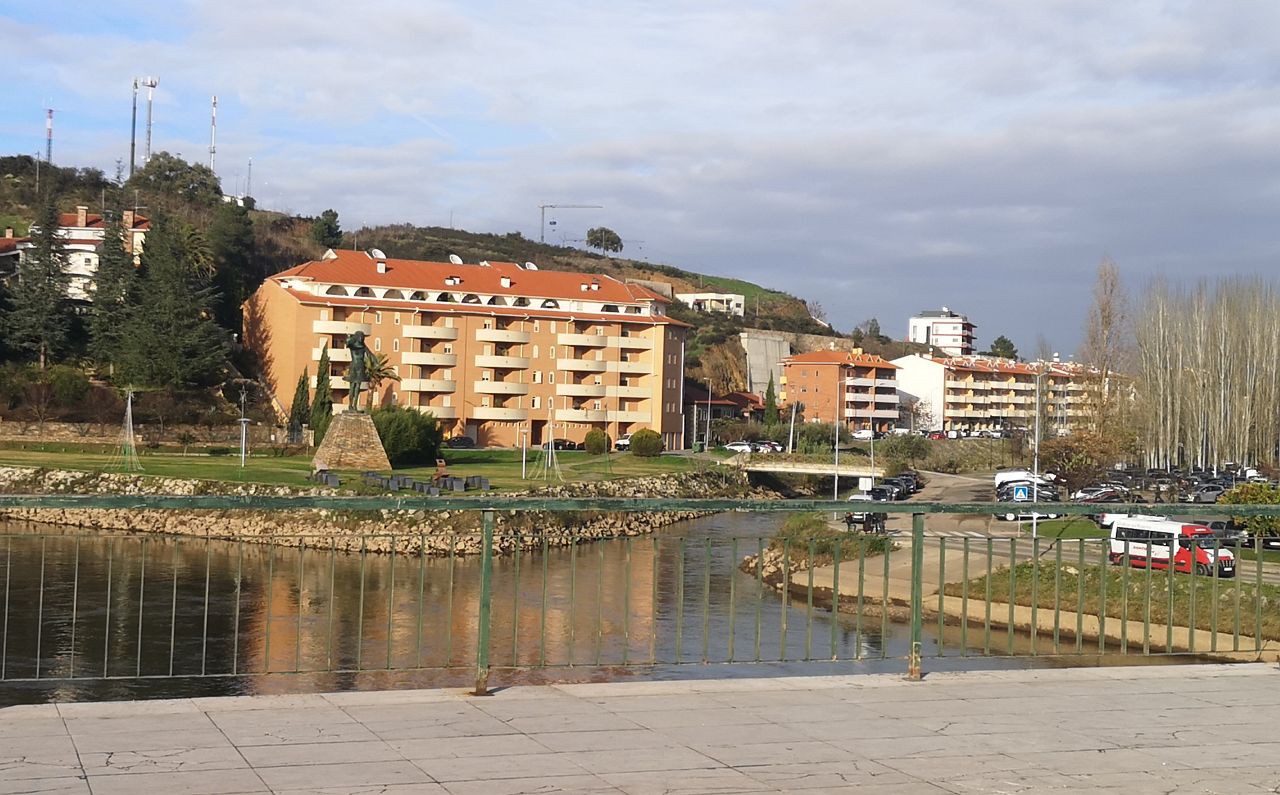 Câmara de Mirandela obrigada a demolir prédio por não o conseguir legalizar