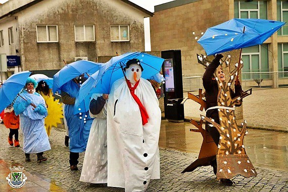 Nem a chuva dissuadiu foliões