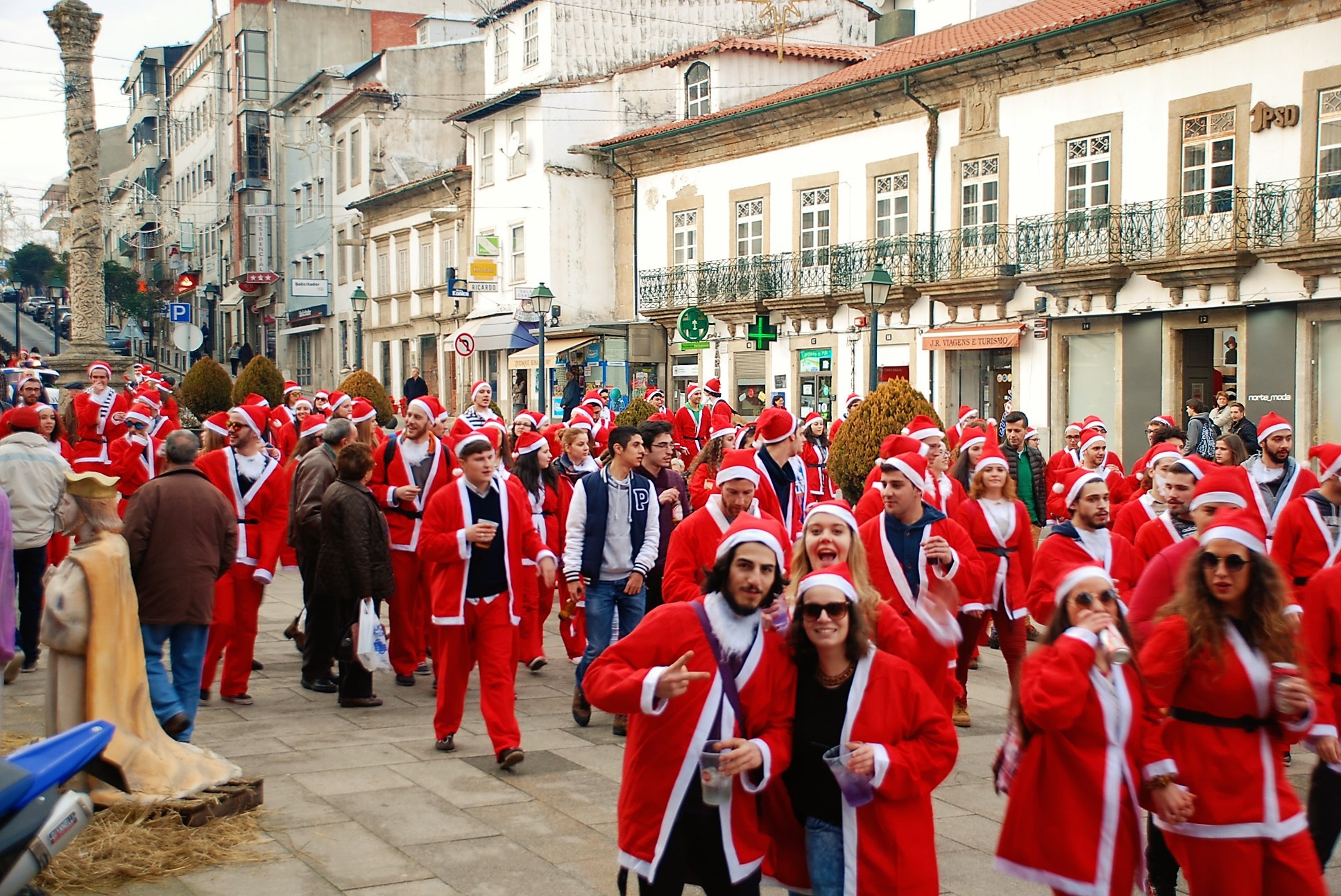 Tela vermelha e branca ilumina ruas da cidade de Bragança